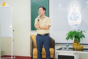 Thầy Phạm Văn Kỳ tại buổi giao lưu. 