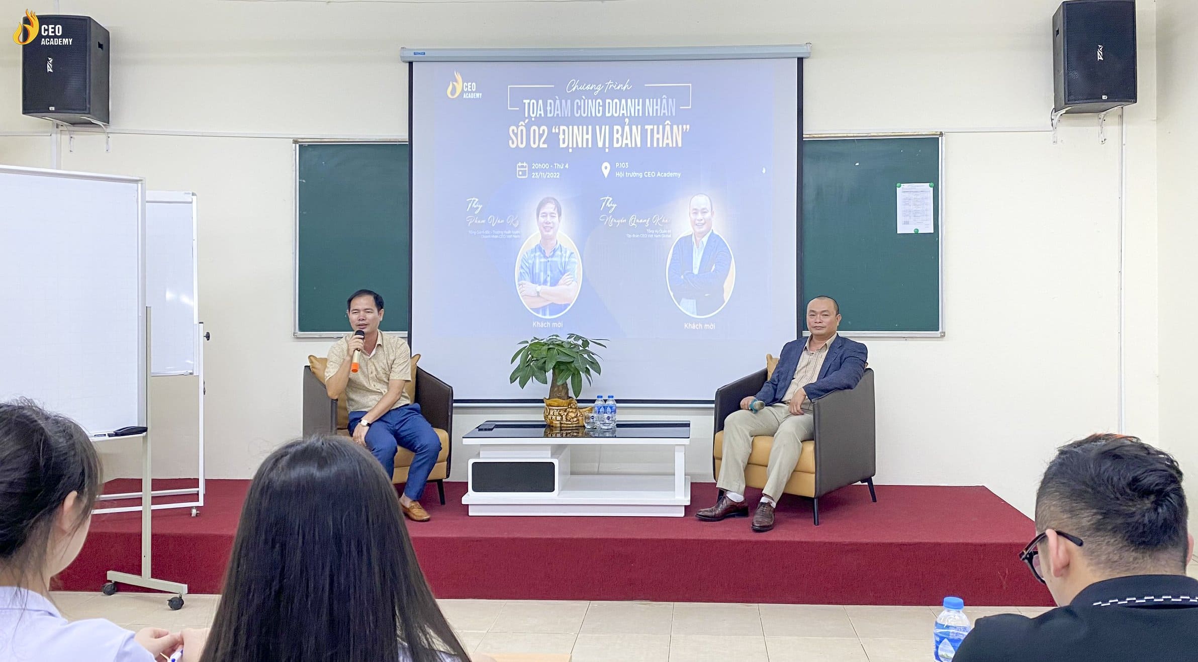 Thầy Phạm Văn Kỳ và thầy Nguyễn Quang Khải chia sẻ cùng các bạn học viên