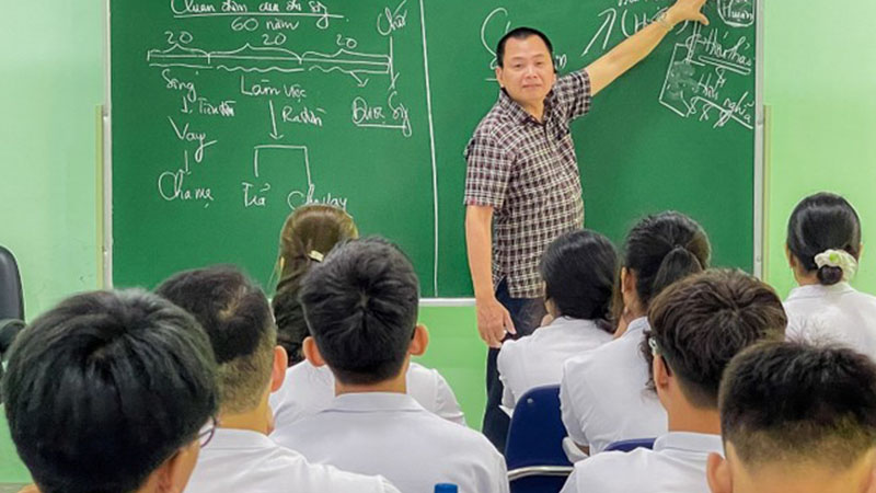 Ông Ngô Minh Tuấn - Chủ tịch HĐQT Tập đoàn CEO Việt Nam Global, người sáng lập Trường Huấn luyện Doanh nhân CEO Việt Nam Global trực tiếp giảng dạy phần “Tâm” cho học viên
